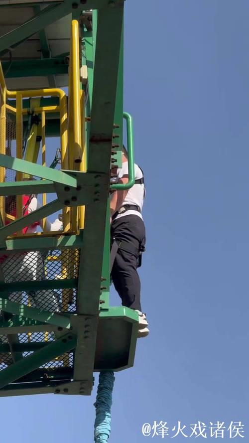 衡水野生动物园的极限高空蹦极让人心跳加速! 衡水野生动物园的极限高空蹦极让人心跳加速!